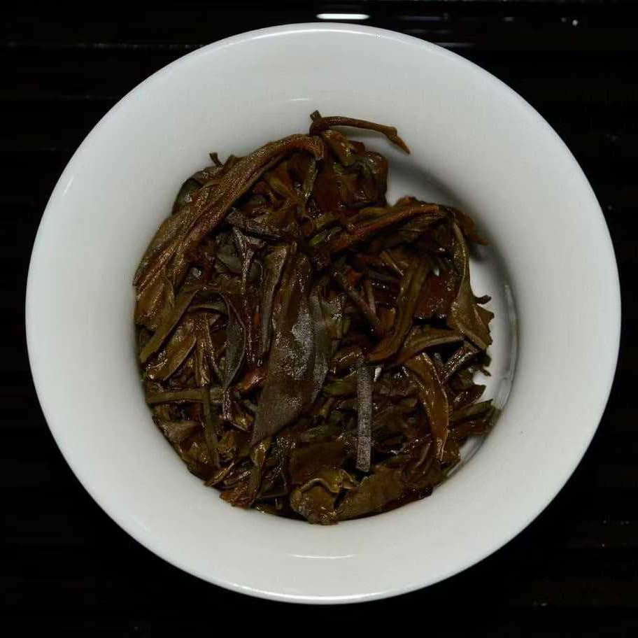 2004 Tongxing Hao Vintage Raw Pu-erh Tea Cake - 357g