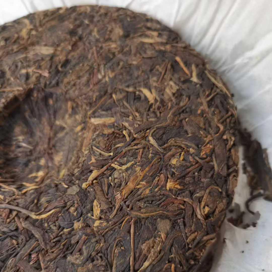 1999 Haiwan Tea Factory Yunnan Ancient Tree Raw Pu-erh Tea Cake 380g