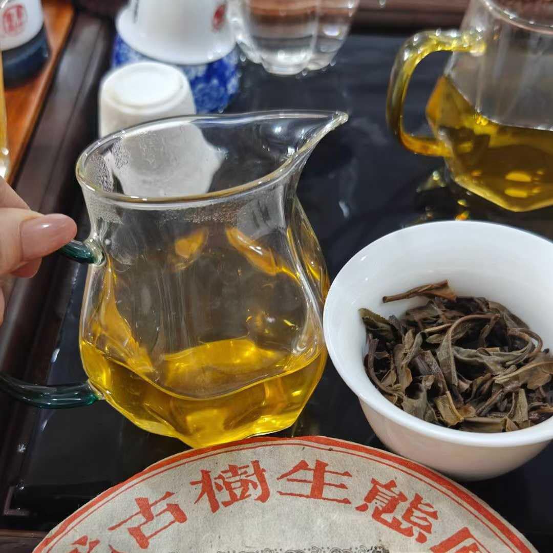 2005 Vintage Che Shun Hao Yiwu Ancient Tree Raw Pu-erh Tea Cake (357g)
