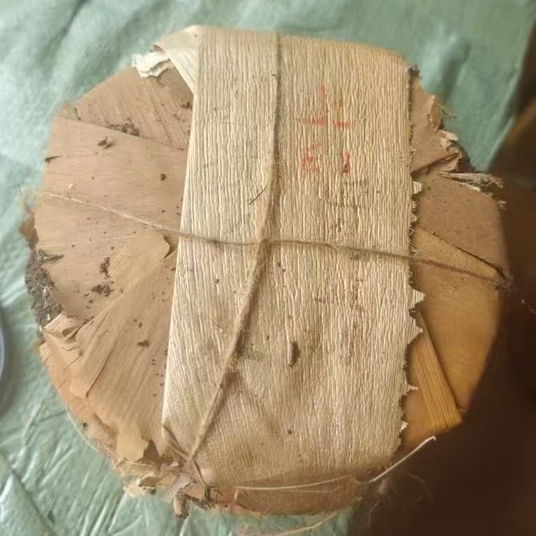 1980s 'Double Flower Mark' Raw Pu-erh Tea Cake, 357g, Aged in Hong Kong Traditional Storage, from Yunnan