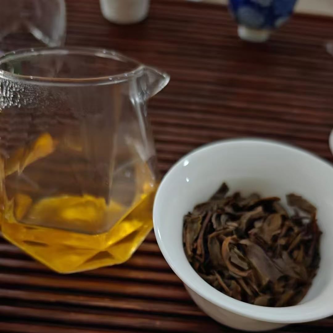 2002 Yiwu Shunshi Xing Raw Pu-erh Tea Cake, 357g, from Yunnan