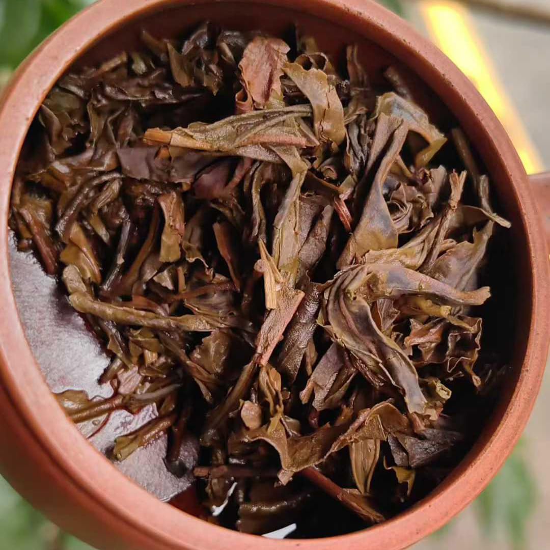 2004 Spring Ming Tea Factory Banzhang “Big Cabbage” Raw Pu-erh Cake 357g, Bamboo Basket Pack