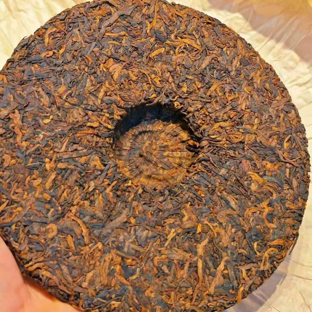 Panda Yiwu Golden Bud Ripe Pu-erh Tea Cake 357g Palace Grade Puer Tea