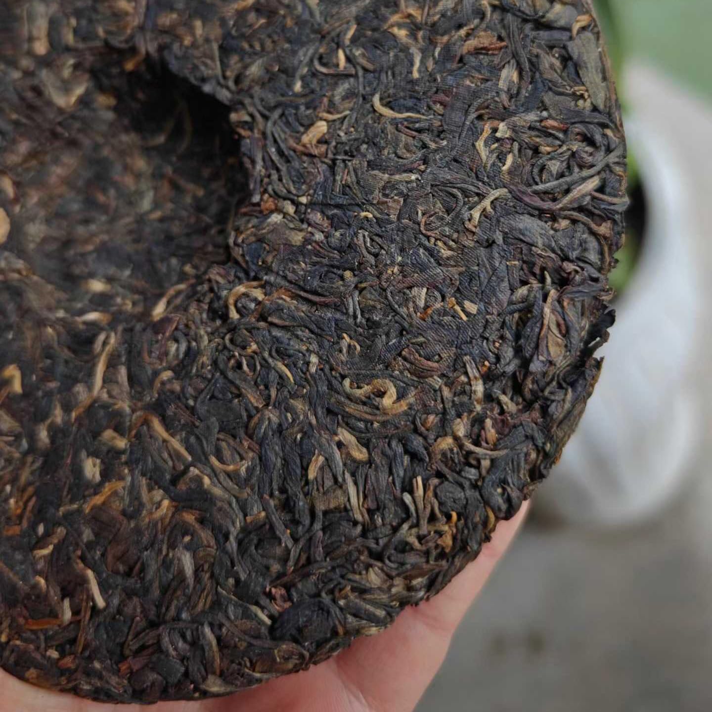 Bajiaoting Yi Ye Hong Raw Pu-erh Tea Cake 357g Banzhang Ancient Tree Honey Aroma