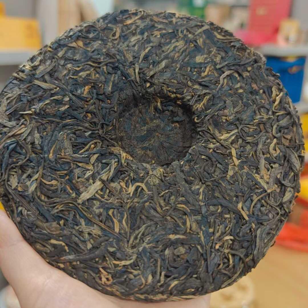 2004 Tongxing Hao Vintage Raw Pu-erh Tea Cake - 357g